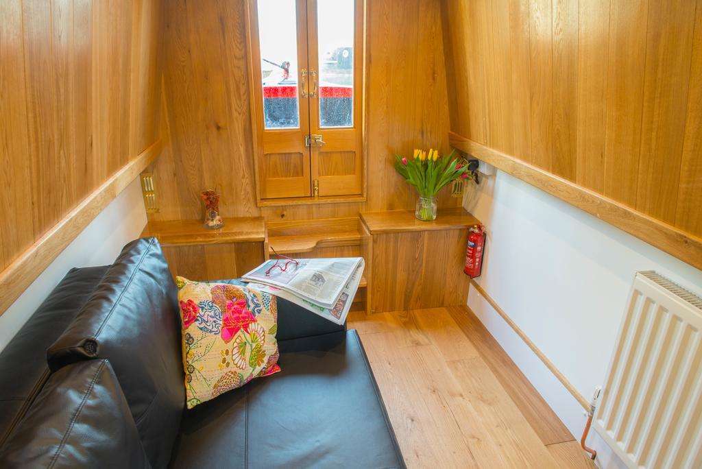 מלון אילי Narrowboat Puzzle מראה חיצוני תמונה