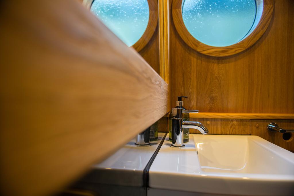 מלון אילי Narrowboat Puzzle מראה חיצוני תמונה